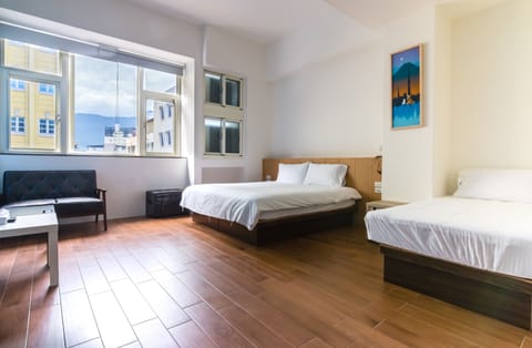 Deluxe Triple Room | Desk, blackout drapes, rollaway beds, free WiFi