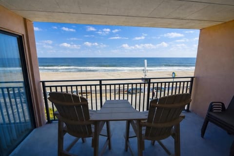 Condo, 2 Bedrooms | Property grounds