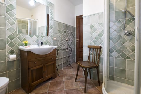 Shower, free toiletries, hair dryer, bathrobes