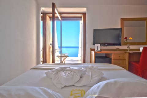 Junior Suite, Sea View | Premium bedding, minibar, in-room safe, soundproofing