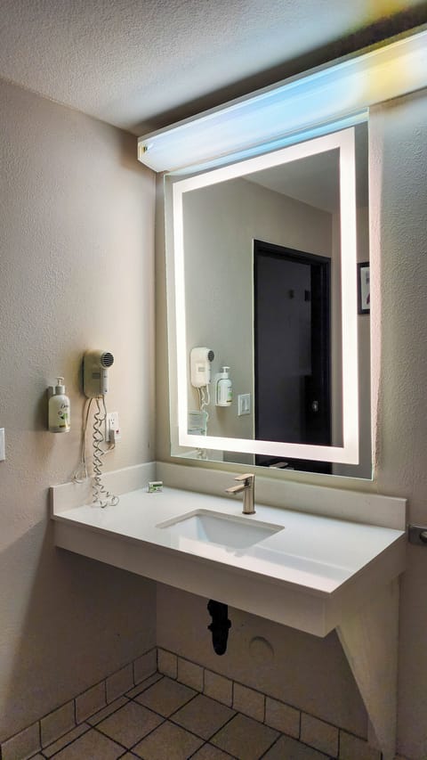 Combined shower/tub, hair dryer, towels