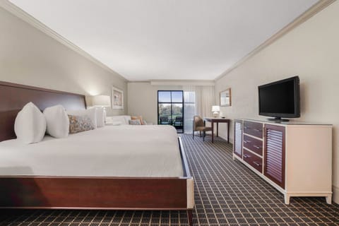 King Premier Patio Golf View | Premium bedding, in-room safe, desk, laptop workspace