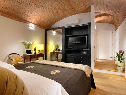 Superior Double Room, Sauna | Premium bedding, down comforters, minibar, in-room safe