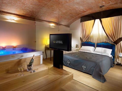 Superior Studio Suite, Hot Tub | Premium bedding, down comforters, minibar, in-room safe