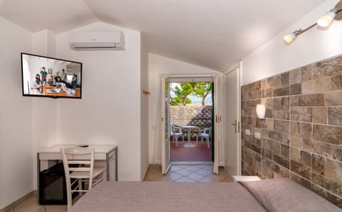 Standard Double Room | Minibar, in-room safe, desk, laptop workspace