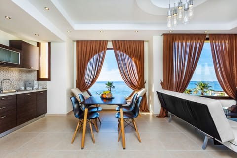 Family Suite 2-Bedroom Sea View | In-room dining
