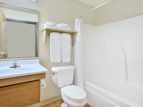 Combined shower/tub, hair dryer, towels