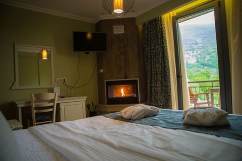 Triple Room | In-room safe, desk, blackout drapes, soundproofing