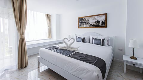 Superior Premier Room | In-room safe, blackout drapes, free WiFi, bed sheets