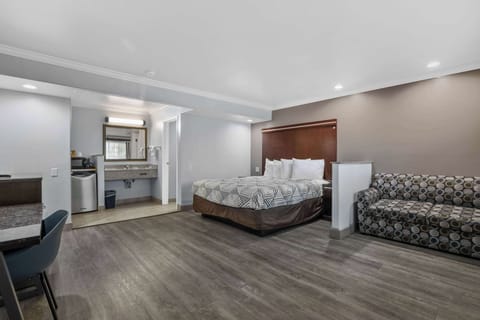 Pillowtop beds, desk, soundproofing, iron/ironing board