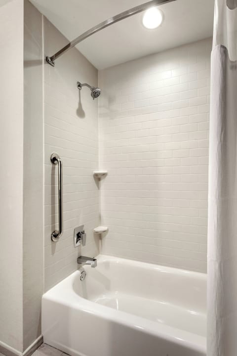 Combined shower/tub, hair dryer, towels