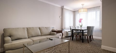 Junior suite | Living room | 40-inch TV with satellite channels