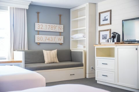 Queen Jr. Suite | Premium bedding, in-room safe, desk, laptop workspace