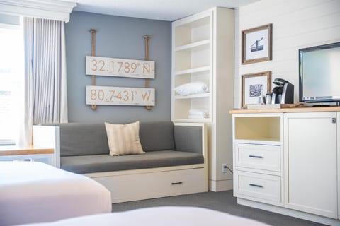 Queen Jr. Suite | Premium bedding, in-room safe, desk, laptop workspace