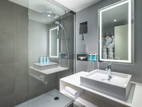 Premium bedding, in-room safe, desk, blackout drapes