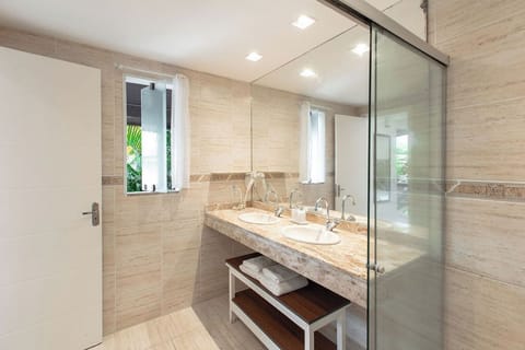 Standard Double Room, 1 King Bed | Bathroom | Shower, free toiletries, towels