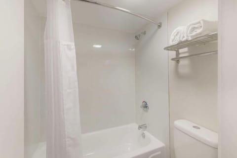 Jetted tub, free toiletries, hair dryer, towels