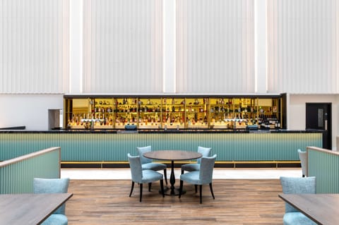 2 bars/lounges, sports bar, lobby lounge