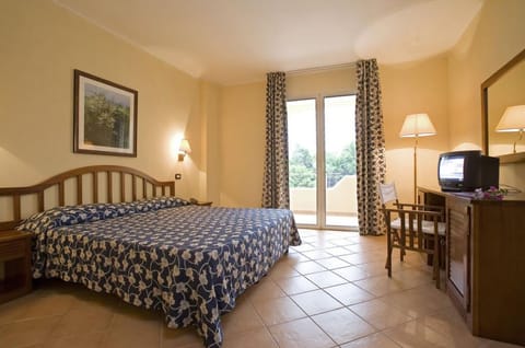 Minibar, in-room safe, desk, cribs/infant beds