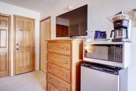 Room, 1 Bedroom | Private kitchen | Fridge, microwave, oven, coffee/tea maker