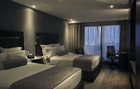 Premium bedding, down comforters, minibar (free items), in-room safe