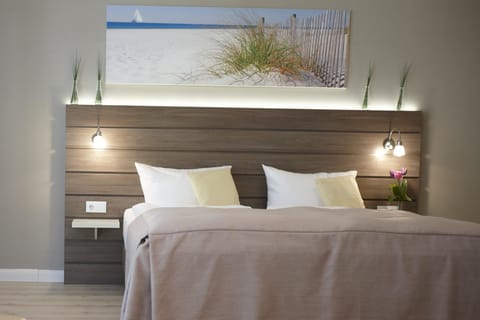 Hypo-allergenic bedding, laptop workspace, blackout drapes, free WiFi