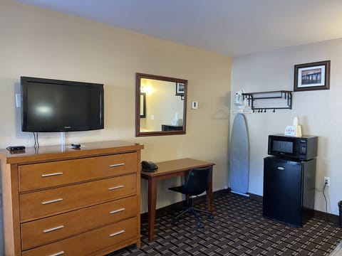 Standard Room, 1 Queen Bed, Non Smoking | Desk, free WiFi, bed sheets