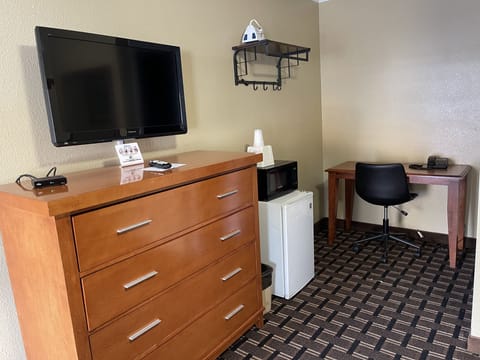 Standard Room, 1 Queen Bed, Non Smoking | Desk, free WiFi, bed sheets