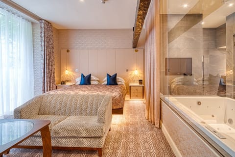 Luxury Double Room | In-room safe, desk, blackout drapes, iron/ironing board