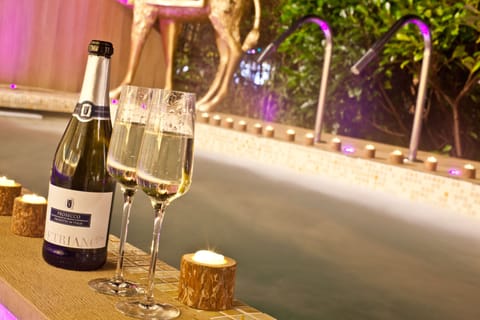 Indoor pool, sun loungers