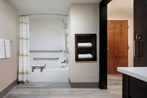 Combined shower/tub, free toiletries, hair dryer, towels