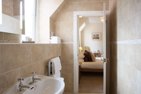 Superior Double Room, 1 Queen Bed | Hypo-allergenic bedding, individually decorated, individually furnished