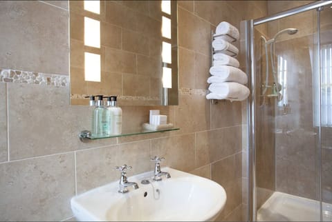 Standard Double Room, 1 Double Bed | Bathroom | Free toiletries, hair dryer, towels
