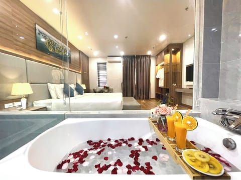 Luxury Double Room, Balcony | Minibar, desk, laptop workspace, soundproofing