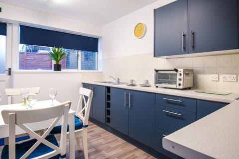 Economy Apartment, Ensuite (Ground Floor) | Shared kitchen | Highchair