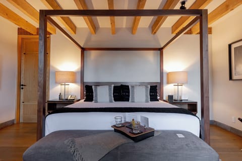 Suite 6 | Premium bedding, in-room safe, individually decorated