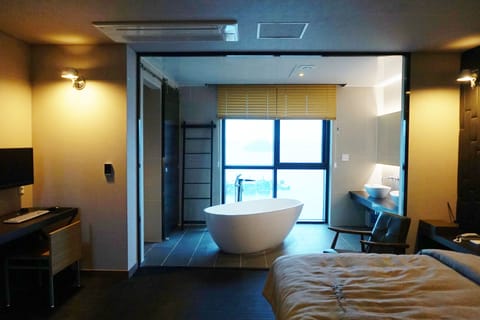 Royal Suite (Hot water - jacuzzi: extra charge) | Desk, soundproofing, free WiFi, bed sheets
