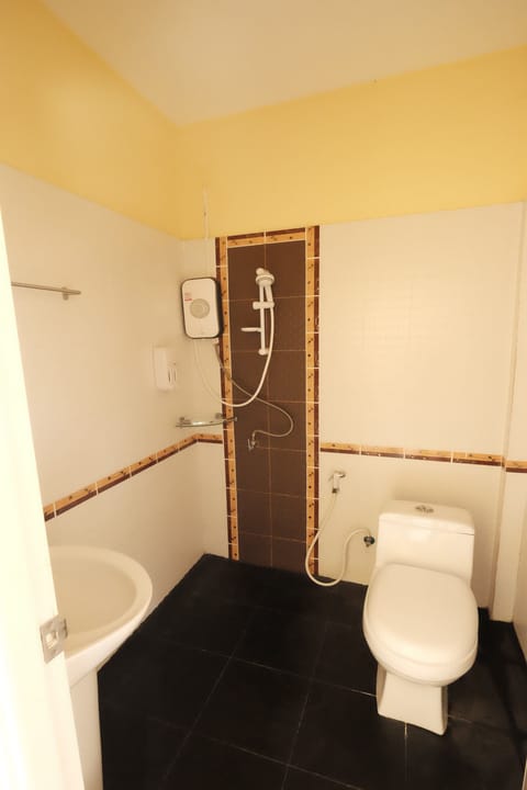 Cottage | Bathroom | Shower, free toiletries, towels