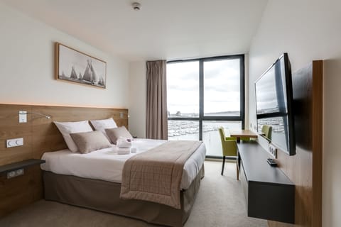 Desk, blackout drapes, free WiFi, bed sheets