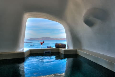 Cave Executive Suite Hot Tub | Egyptian cotton sheets, premium bedding, pillowtop beds, minibar