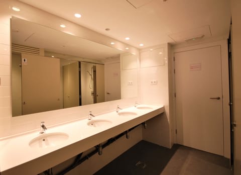 Comfort Shared Dormitory, Mixed Dorm, Accessible, City View | Bathroom sink