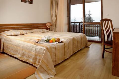 Comfort Double or Twin Room | In-room safe, desk, bed sheets