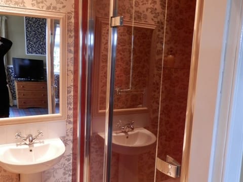 Standard Double Room, Ensuite (Four Poster) | Bathroom