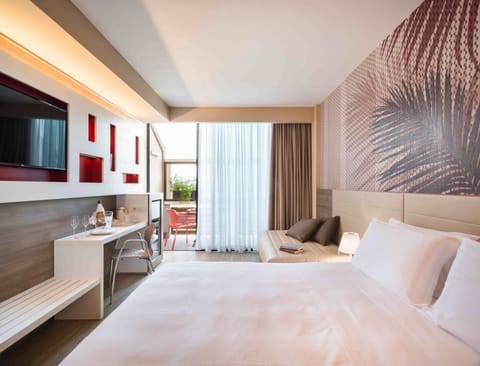 Premium bedding, minibar, in-room safe, desk