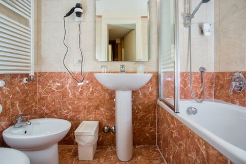 Separate tub and shower, free toiletries, hair dryer, towels