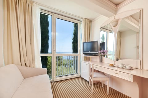 Classic room, Sea side - Family | View from room