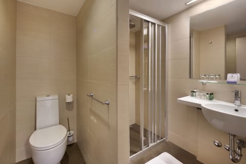 Shower, free toiletries, hair dryer, towels