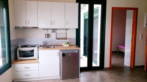 Fridge, coffee/tea maker, electric kettle