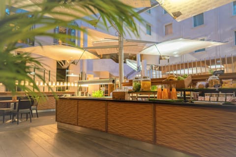 Daily buffet breakfast (EUR 19.50 per person)