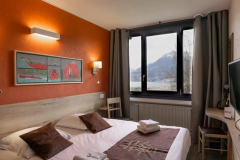 Desk, blackout drapes, free WiFi, bed sheets